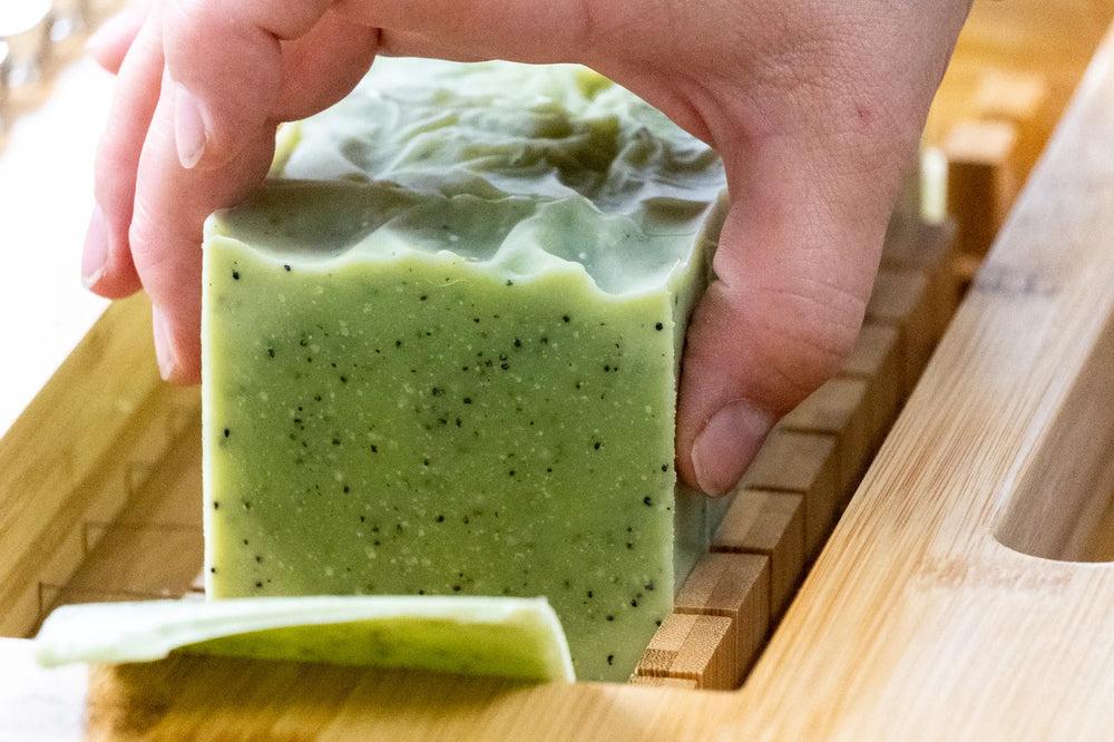 Unsere Naturseife wird von Hand geschnitten