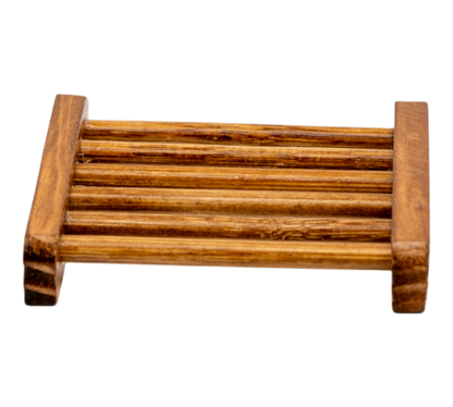 Seifengitter aus dunklem Holz.