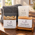 Teepause am Deich – Tee & Honig: Teetied und Deichgold Naturseifen, Teestube Duftkerze mit wählbarer Glasfarbe, dunkles Seifengitter und graues Gästehandtuch. Beispielkombination.