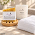 Sanfte Auszeit – Leichte Weite von Friesenzart mit 1 × Naturseife Sommersonne, 1 × Duftkerze Weite, 1 × Holzschale rund, 1 × Handtuch Weiß. Beispielkombination; Kerzenglasfarbe frei wählbar.