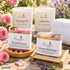 Blüten & Kräuter von Friesenzart mit 1 × Naturseife Küstenrose, 1 × Naturseife Lavendelmeer, 1 × Duftkerze Rosengarten, 1 × Duftkerze Hafenruhe, 1 × Holzschale rund, 1 × Gitter hell, 1 × Handtuch Weiß. Beispielkombination; jede Kerzenglasfarbe unabhängig frei wählbar.