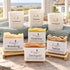 Willkommen in Ostfriesland von Friesenzart mit 1 × Naturseife Brandung, 1 × Naturseife Küstenklar, 1 × Naturseife Deichgold, 1 × Naturseife Teetied, 1 × Duftkerze Leuchtfeuer, 1 × Duftkerze Teestube, 1 × Duftkerze Nordgold, 2 × Gitter hell, 2 × Handtuch Blaugrün. Beispielkombination; jede Kerzenglasfarbe unabhängig frei wählbar.