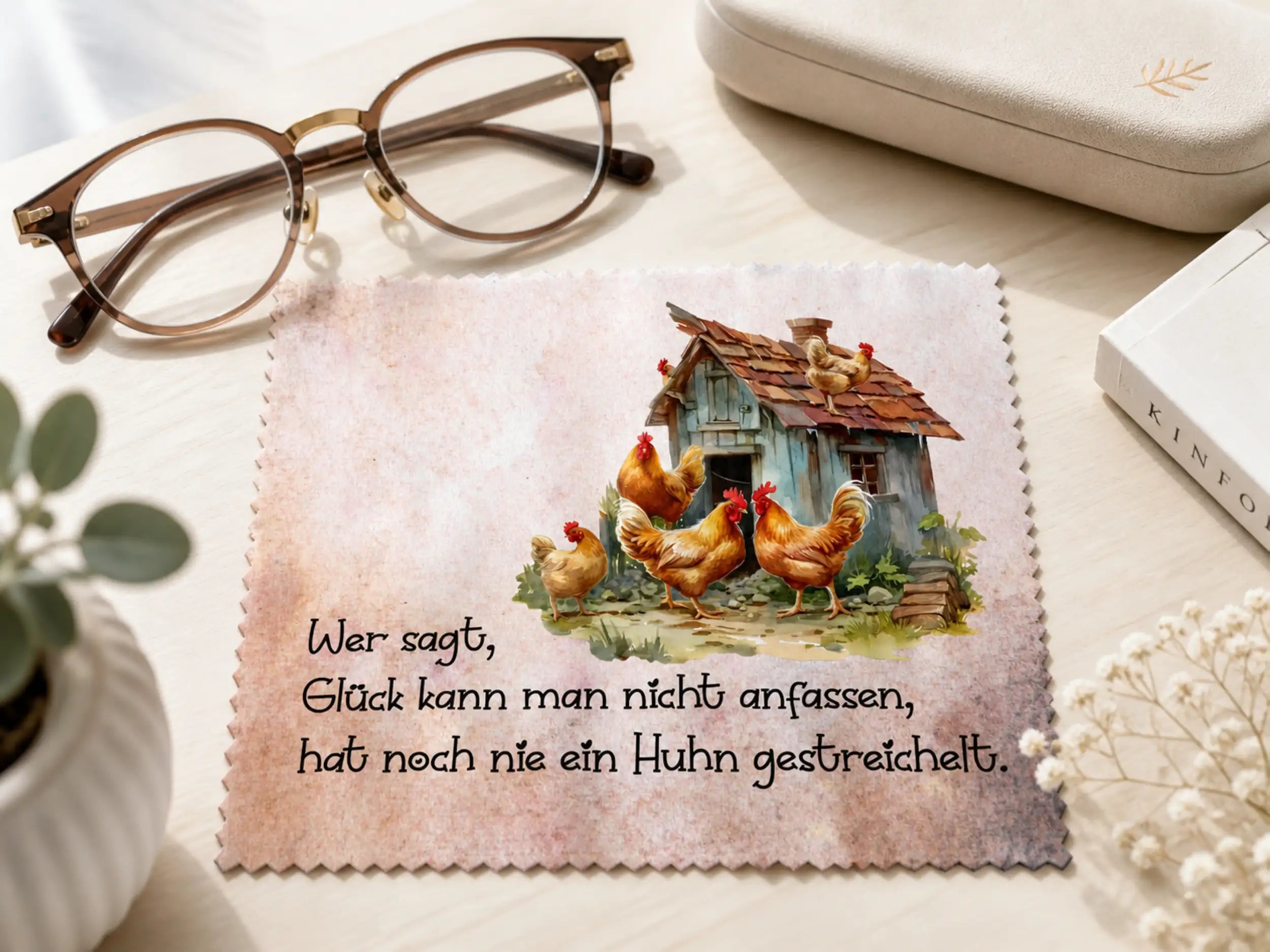Brillenputztuch Wer sagt, Glück kann man nicht anfassen, hat noch nie ein Huhn gestreichelt.