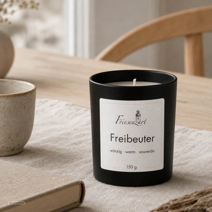Duftkerze Freibeuter würzig · warm · souverän
