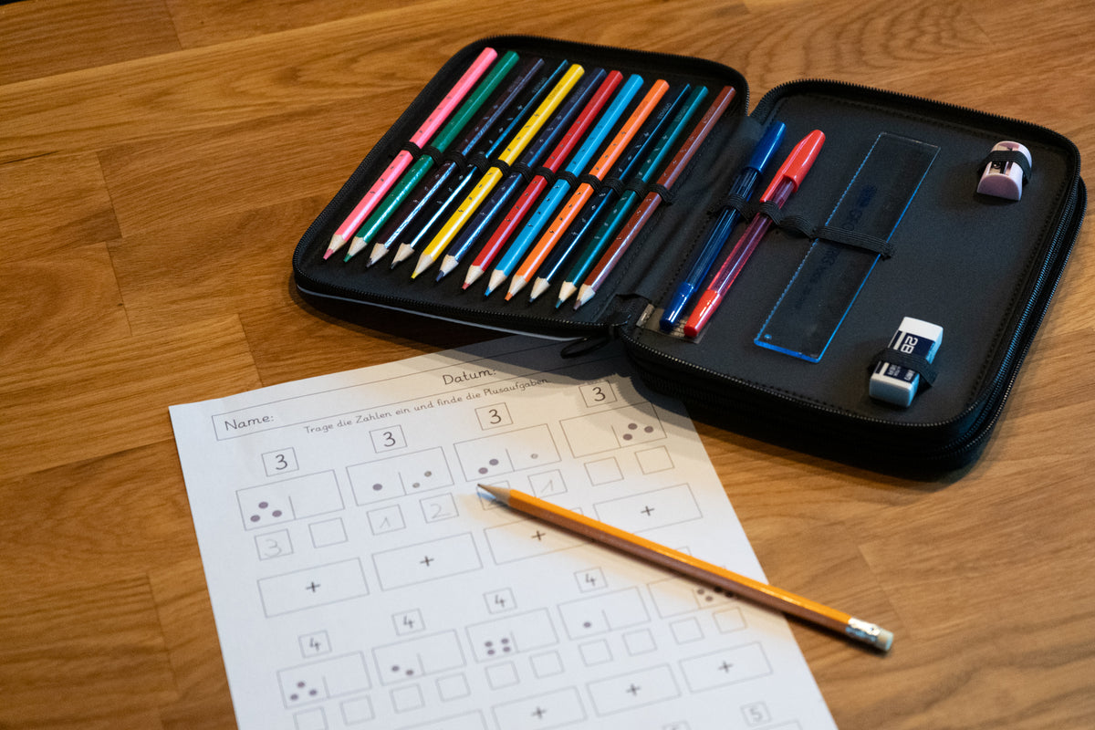 Personalisierbare, gefüllte Federmappe mit coolem Traktor-Design