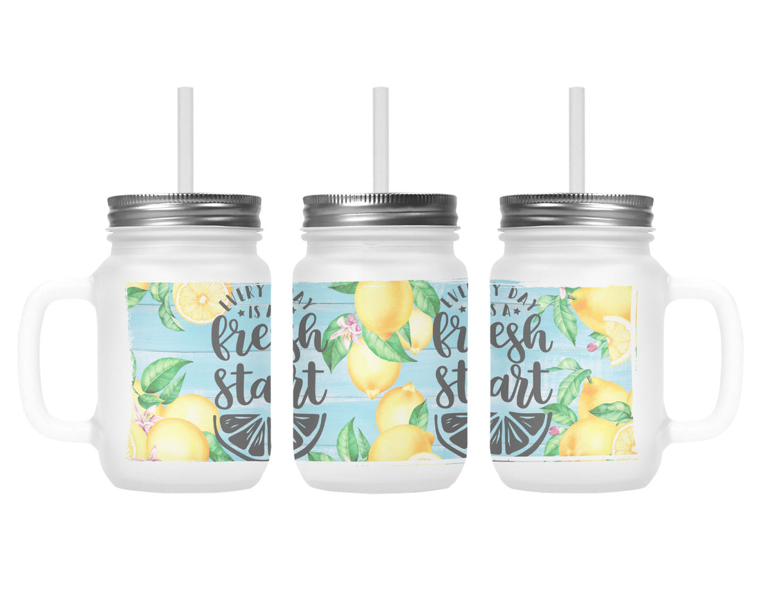 Henkelglas mit Deckel und Trinkhalm Start every Day