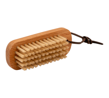 Nagelbürste aus Holz mit Borsten und Schlaufe.