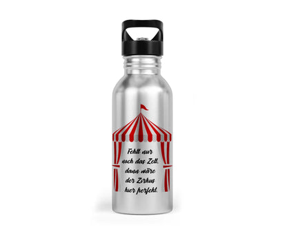 Trinkflasche mit Trinkhalm - Fehlt nur noch das Zelt, dann wäre der Zirkus hier perfekt.